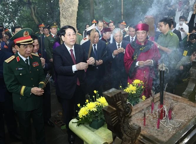 Le président Luong Cuong offre de l’encens au mausolée des rois Hùng. Photo: VNA