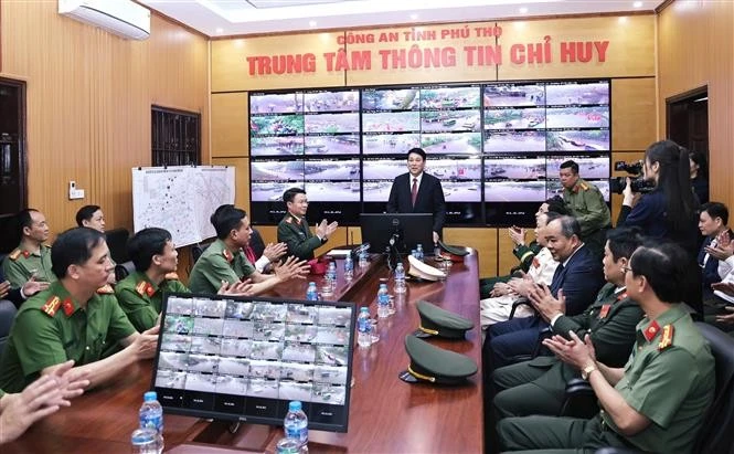 Le président Luong Cuong visite le Centre d’information et de commandement de la Police de Phu Tho. Photo: VNA