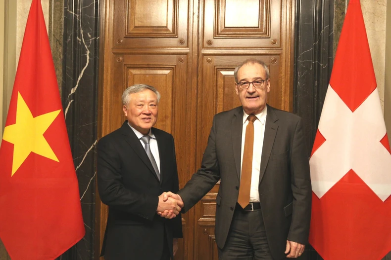 Le vice-Premier ministre Nguyen Hoa Binh rend une visite de courtoisie au président suisse Guy Parmelin - Photo : VGP