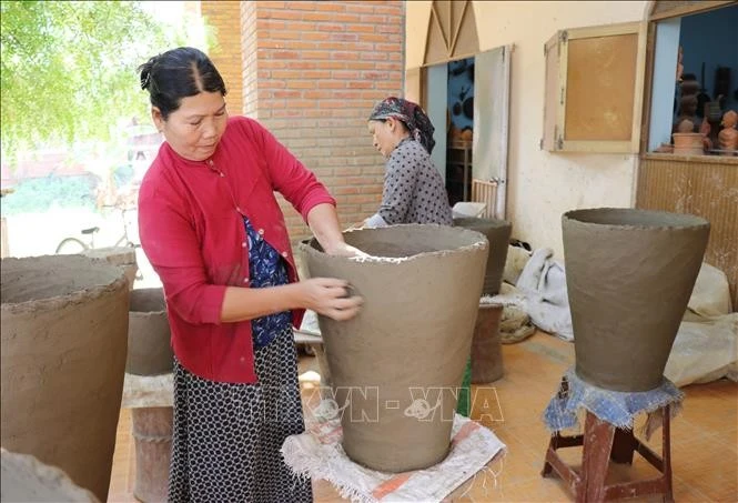 Production de céramique à la coopérative de poterie Cham Bau Truc, Ninh Thuan. Photo : VNA