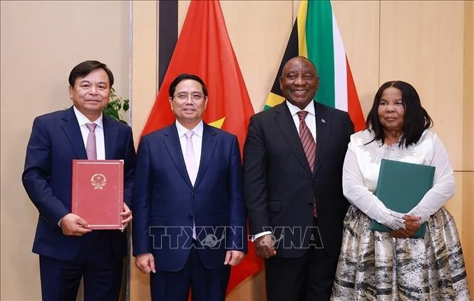 Le Premier ministre Pham Minh Chinh et le président sud-africain, Matamela Cyril Ramaphosa, assistent à la signature d'un mémorandum d'entente sur la coopération agricole entre le ministère vietnamien de l'Agriculture et de l'Environnement et le ministère sud-africain de l'Agriculture. Photo: VNA