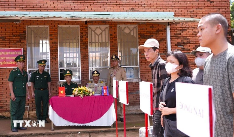 Rapatriement de 15 citoyens vietnamiens via le poste frontalier international de Xa Mat. Photo: VNA