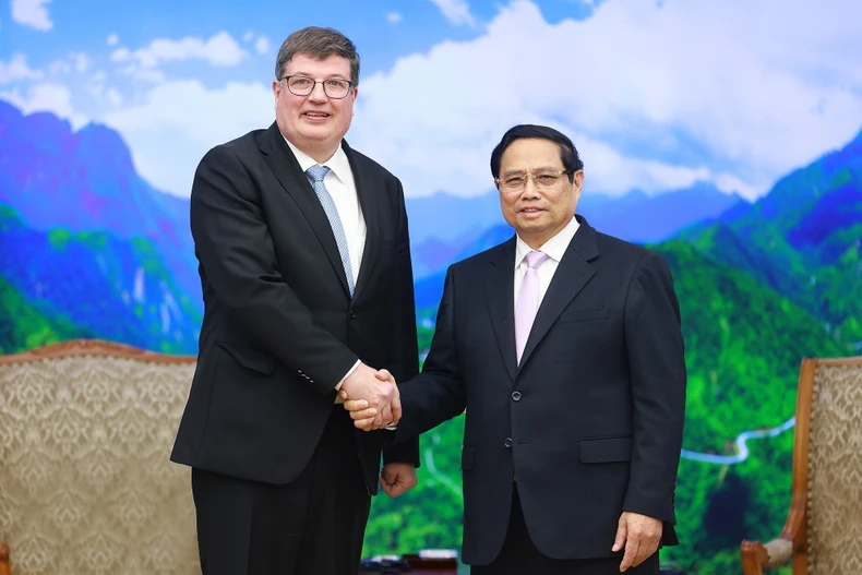 Le Premier ministre Pham Minh Chinh (droite) et le ministre finlandais Arto Olavi Satonen. Photo: VNA