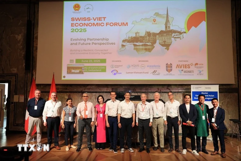 Rachel Isenschmid (en rose), aux côtés de membres du Forum économique Suisse–Vietnam (SVEF). Photo : VNA