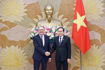 Le président de l’Assemblée nationale (AN) du Vietnam, Tran Thanh Man (à droite), et Achim Post, vice-président du Parti social-démocrate d’Allemagne (SPD). Photo : VNA
