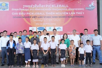 Dans la soirée du 27 septembre, le Club des entreprises de la province de Nghe An dans le district de Naxaithong, à Vientiane, a organisé un programme de remise de 100 bicyclettes et 100 lots de cadeaux à des élèves défavorisés du district. Photo : VNA