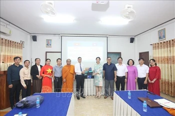 Le consulat général du Vietnam à Savannakhet et l'Alliance STEM du Vietnam ont offert au Département de l'Éducation et de la Formation de la province de Savannakhet un laboratoire de robotique STEM. Photo : VNA