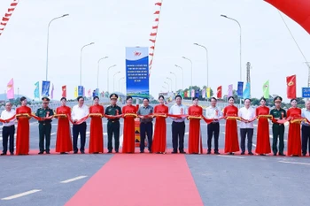 Le Premier ministre Pham Minh Chinh à la cérémonie d’inauguration du nouveau pont Phong Chau dans la province de Phu Tho (Nord). Photo : VNA