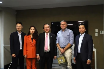 La délégation du ministère de l'Industrie et du Commerce du Vietnam travaille avec des représentants d'Airlink Airlines, Afrique du Sud. Photo : VNA