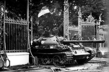 Un char de l’Armée de libération du Sud Vietnam défonce les grilles du Palais de l’Indépendance à midi le 30 avril 1975. Photo : Trân Mai Huong/ VNA