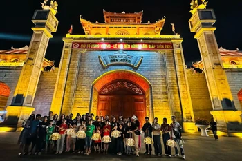 L'organisation de ce circuit nocturne vise à stimuler le tourisme et à promouvoir la Fête des rois Hùng auprès d'un large public. Photo : VNA
