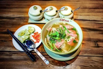 Qu’il s’agisse de plats modestes de rue ou de mets célèbres dans le monde comme le « pho », le « banh mi » ou le « bun ch »a, chaque bouchée raconte une histoire de la capitale millénaire. Photo : Vietnamplus