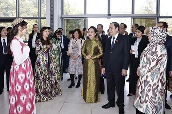 Le président de l'Assemblée nationale du Vietnam, Trân Thanh Mân, et son épouse, Nguyen Thi Thanh Nga, lors de leur visite à l’Université d'État des études orientales de Tachkent. Photo : VNA