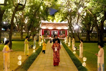 Le 1er janvier 2026, le Centre des activités culturelles et scientifiques du Temple de la Littérature – Van Mieu – Quoc Tu Giam a lancé le circuit nocturne expérimental « Âm sac Viet ». Photo :https://hanoimoi.vn/ 