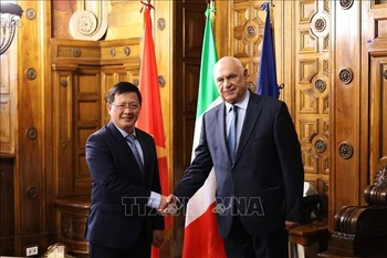 Le ministre italien de la Justice, Carlo Nordio (à droite), et le vice-ministre vietnamien Mai Luong Khoi. Photo : VNA