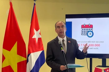 L’ambassadeur de Cuba au Vietnam, Rogelio Polanco Fuentes rencontre des journalistes vietnamiens pour présenter le projet de Résolution que Cuba soumettra prochainement à l’Assemblée générale des Nations unies. Photo : VNA