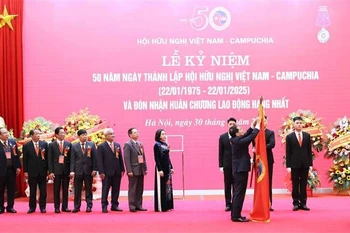 Le vice-Premier ministre et ministre des Affaires étrangères du Vietnam, Bui Thanh Son, décerne l’Ordre du Travail de première classe à l'Association d’amitié Vietnam-Cambodge. Photo : VNA