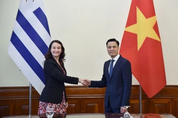Le vice-ministre vietnamien des Affaires étrangères, Dang Hoàng Giang, et la vice-ministre des Affaires étrangères de la République orientale de l’Uruguay, Valeria Csusaki Cabrera. Photo : ministère des Affaires étrangères