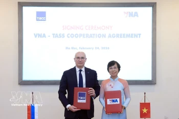 Vu Viet Trang et Andrey Kondrashov ont signé un accord de coopération professionnelle, marquant une nouvelle étape dans le développement des relations entre les deux agences de presse. Photo ; VNA