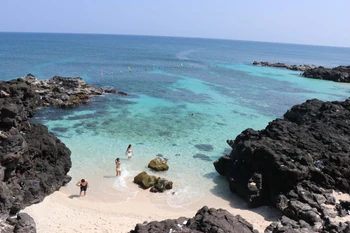 Plage aux eaux bleues claires sur l'île de Bé. Photo : Pham Cuong-VNA