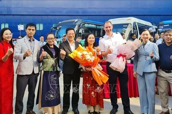 Accueil des croisiéristes sur le luxueux paquebot chinois Blue Dream Melody. Photo : VNA