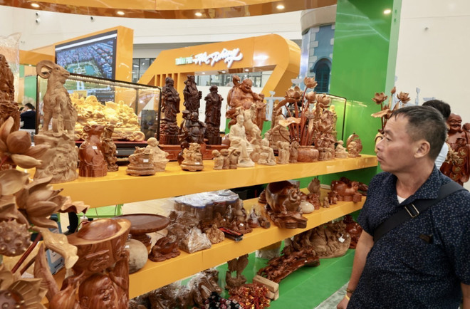 Stand de produits en bois d’artisanat de Dong Giao, ville de Hai Phong. Photo: VNA vna-potal-hoi-cho-mua-thu-2025-go-my-nghe-dong-giao-san-pham-dac-sac-den-tu-hai-phong-8377931.jpg