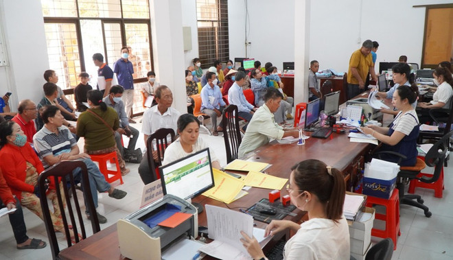 Exécution des démarches administratives au nouveau Centre de services publics de la commune de My Tho, province de Dong Thap. Photo : VNA dong-thap-3.jpg