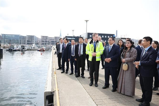 Le Premier ministre Pham Minh Chinh et son épouse visitent le port de Tallinn. Photo: VNA vna-potal-thu-tuong-pham-minh-chinh-tham-quan-cang-tallinna-sadam-8075495.jpg