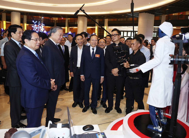 Le secrétaire général To Lam et d’autres dirigeants du Parti et de l’État visitent l’exposition « Réalisations marquantes dans les domaines de la santé et de l’éducation ». Photo : VNA vna-potal-hoi-nghi-toan-quoc-quan-triet-trien-khai-thuc-hien-4-nghi-quyet-cua-bo-chinh-tri-8277211.jpg