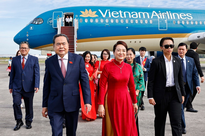 Le président de l’Assemblée nationale, Trân Thanh Mân, et son épouse. Photo: VNA vna-potal-chu-tich-quoc-hoi-tran-thanh-man-va-phu-nhan-bat-dau-tham-chinh-thuc-malaysia-8278301.jpg