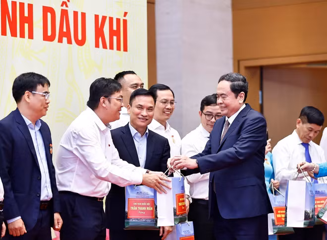 vna-potal-chu-tich-quoc-hoi-gap-mat-doan-dai-bieu-nguoi-lao-dong-tieu-bieu-cua-nganh-dau-khi-7978759.jpg