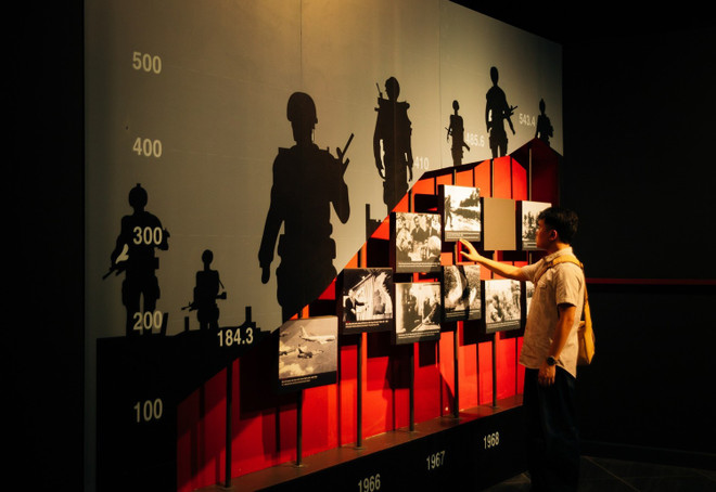 Un touriste visite le Musée d'histoire militaire du Vietnam. Photo : Vietnam+ 497439070-2495506660790461-1885608002940477290-n.jpg