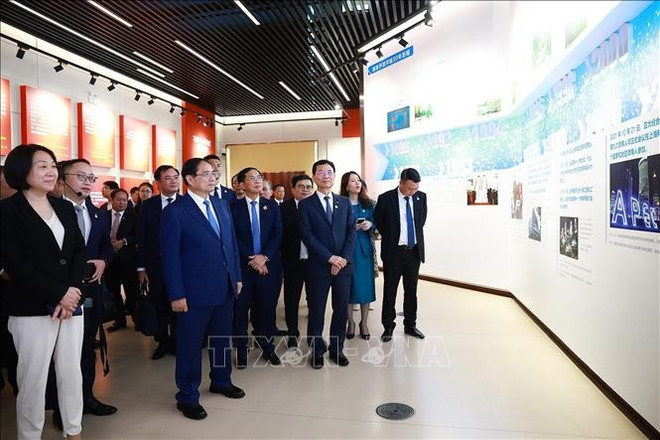 Le Premier ministre visite l'exposition thématique sur le développement et l’ouverture de Pudong. Photo: VNA hu-tuong-tham-trien-lam-thanh-tuu-phat-trien-cua-khu-pho-dong-stand.jpg