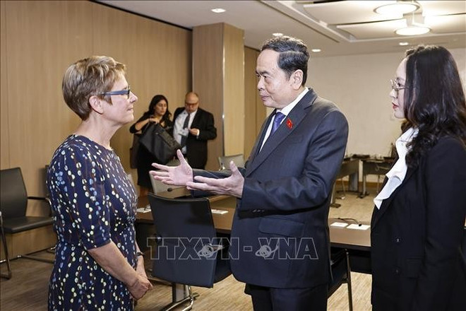 le président de l’Assemblée nationale du Vietnam, Tran Thanh Man, et Raymonde Gagné, présidente du Sénat du Canada. Photo: VNA chu-tich-thuong-vien-canada.jpg