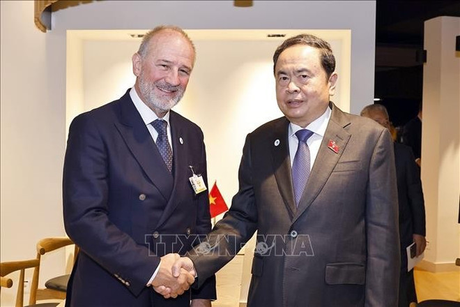 Le président de l’Assemblée nationale, Trân Thanh Mân, et le président du Conseil fédéral d’Autriche, Peter Samt. Photo: VNA chu-tich-thuong-vien-ao.jpg