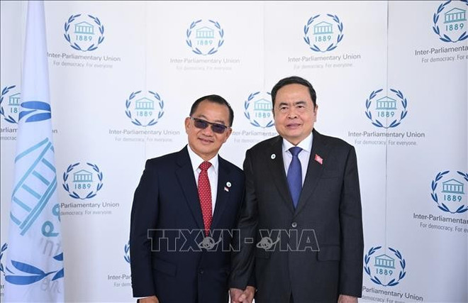 Le président de l’Assemblée nationale, Trân Thanh Mân, et le président du Parlement de Singapour, Seah Kian Peng. Photo: VNA chu-tich-qh-singapo.jpg