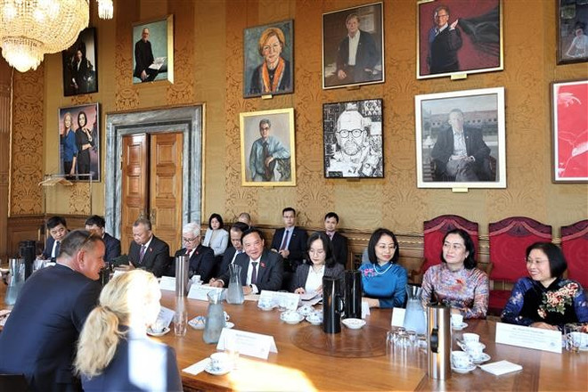 Le vice-président de l’Assemblée nationale, Nguyên Khac Dinh, travaille avec le maire de Copenhague, Lars Weiss. Photo: VNA vna-potal-pho-chu-tich-quoc-hoi-nguyen-khac-dinh-tham-lam-viec-tai-dan-mach-8274176.jpg
