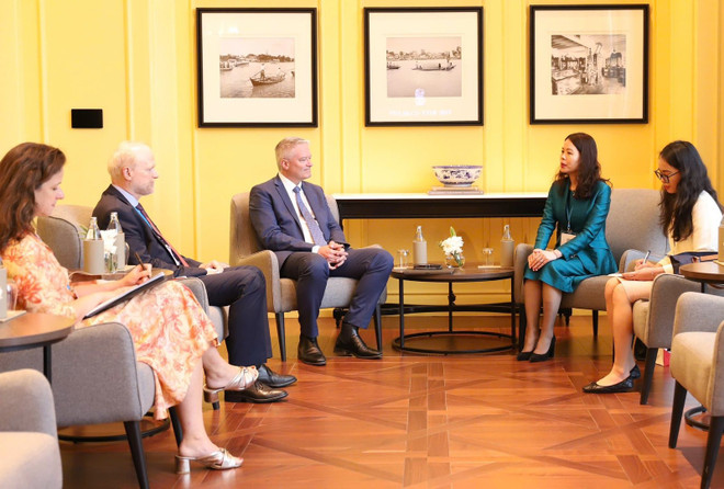 Rencontre entre la vice-ministre Nguyen Minh Hang et le Secrétaire général de l'OCDE. Photo: ministère des Affaires étrangères ttrg-nguyen-minh-hang-gap-ttk-oecd.jpg
