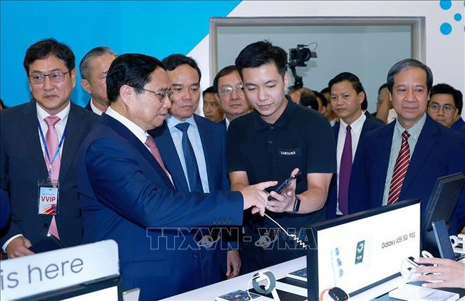 Le Premier ministre Pham Minh Chinh participe à la Journée de l'innovation vietnamienne 2024 et au 5e anniversaire du Centre national de l'innovation. Photo : VNA doi-moi-sang-tao-1625-10.jpg