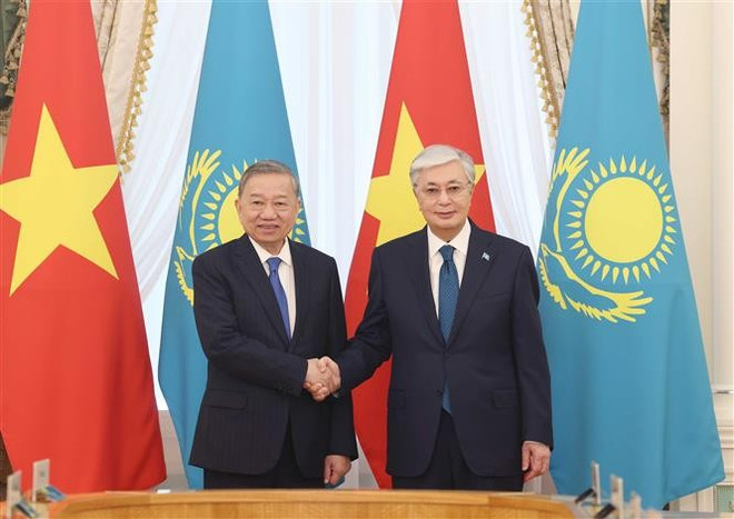 Le secrétaire général du PCV, Tô Lâm (gauche), et le président kazakh, Kassym-Jomart Tokaïev. Photo: VNA vna-potal-tong-thong-kazakhstan-don-va-hoi-dam-voi-tong-bi-thu-to-lam-8015370.jpg