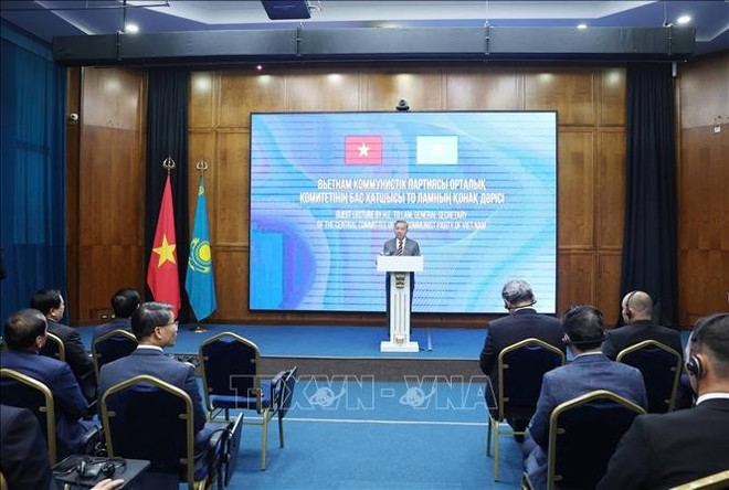 Photo: VNA vna-potal-tong-bi-thu-to-lam-tham-va-phat-bieu-ve-chinh-sach-tai-hoc-vien-hanh-chinh-cong-truc-thuoc-tong-thong-kazakhstan-stand.jpg