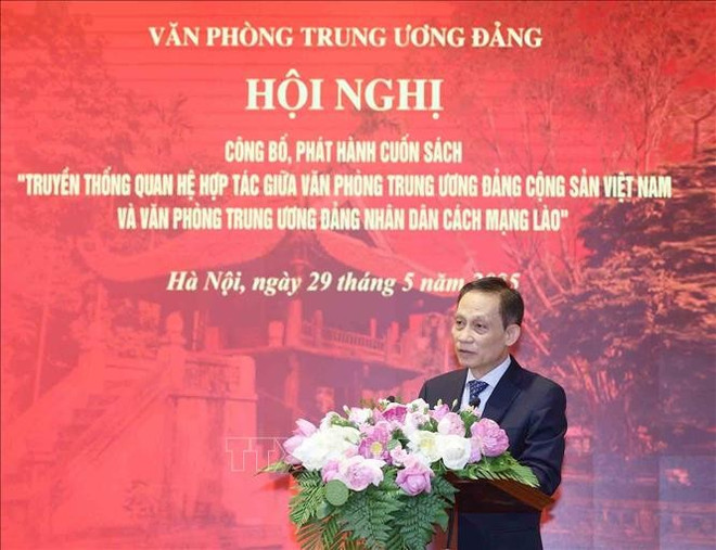 Le Hoai Trung (droite), secrétaire du Comité central du PCV et chef du Bureau du Comité central du PCV, prend la parole lors de l'événement. Photo: VNA vietnam-lao-29052025-01.jpg