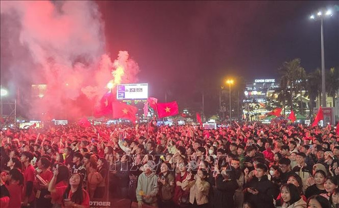 Supporters vietnamiens à Quang Tri. Photo: VNA 1-6462.jpg