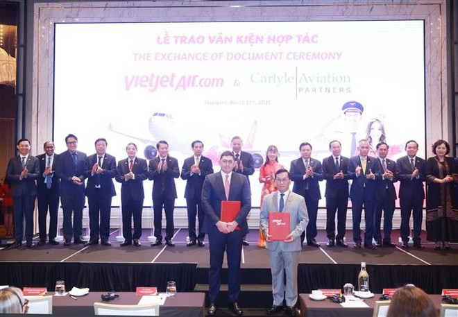 Le secrétaire général To Lam à la signature d'un accord de coopération entre VietjetAir et Carlyle Aviation Partners. Photo : VNA vna-potal-tong-bi-thu-to-lam-chung-kien-le-khai-truong-duong-bay-phu-quoc-singapore-cua-vietjet-air-7907103.jpg
