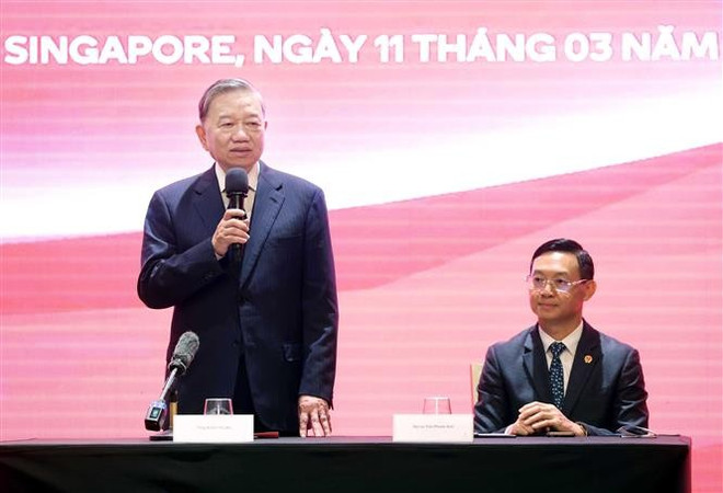 Le secrétaire général Tô Lâm s'exprime lors de la rencontre. Photo: VNA vna-potal-tong-bi-thu-va-phu-nhan-gap-go-cbnv-co-quan-dai-dien-va-dai-dien-cong-dong-nguoi-viet-nam-tai-singapore-7907415.jpg