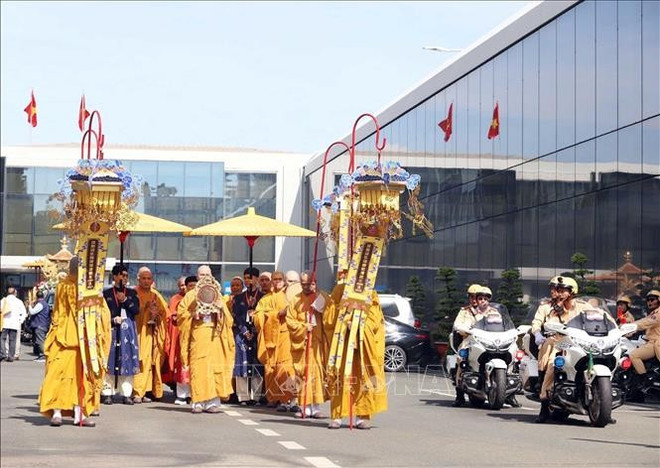 Les reliques du Bouddha Shakyamuni transportées de l’aéroport de Tân Son Nhât à l’Académie bouddhique du Vietnam à Hô Chi Minh-Ville. Photo : VNA uuidffbfda2e-4a1e-4529-8bf8-f92eb9dcded8code001library1type1mode1loctruecaptrue.jpg