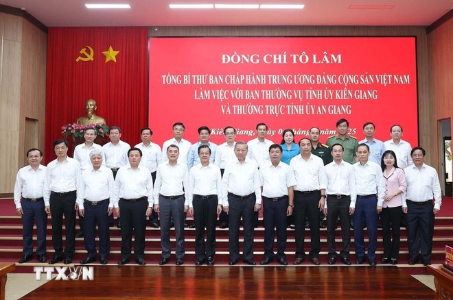 Le secrétaire général du Parti, Tô Lâm, et les autres délégués lors de l'événement. Photo: VNA tong-bi-thu-to-lam-lam-viec-voi-ban-thuong-vu-tinh-uy-kien-giang-va-thuong-truc-tinh-uy-an-giang-8072272-9.jpg