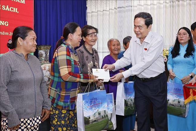 Tran Thanh Man offre des cadeaux à des habitants d'An Giang. Photo: VNA tran-thanh-man2.jpg