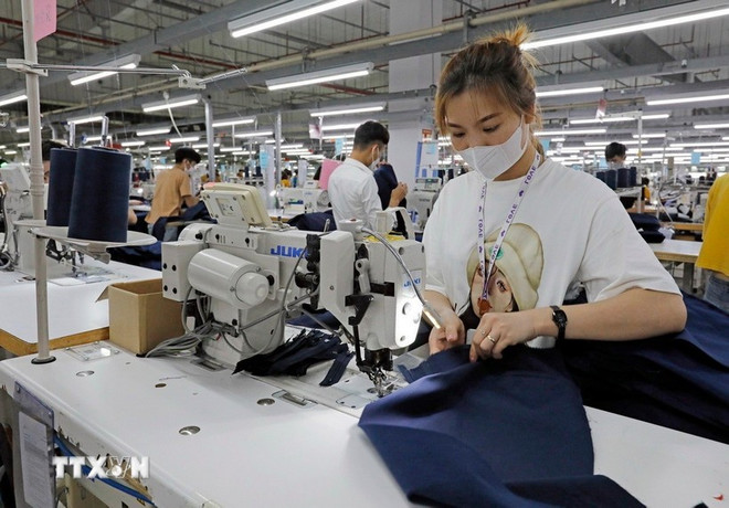 Production de vêtements destinés à l'exportation vers le marché américain chez la société TAL Vinh Phuc. Photo: VNA may-mac.jpg