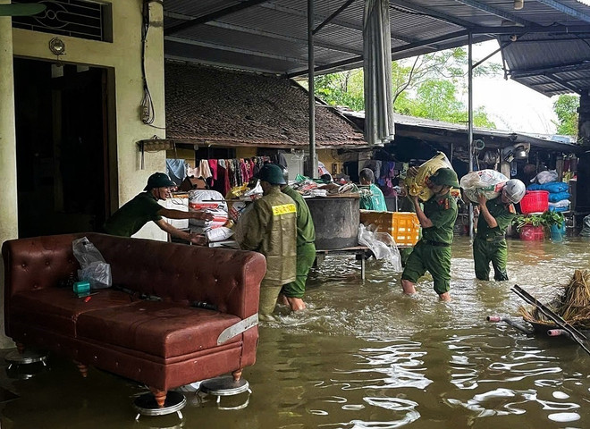 Les forces compétentes apportent leur soutien à la population lors des intempéries. Photo : VNA vna-potal-cong-an-tinh-bac-ninh-ung-truc-xuyen-dem-bao-dam-an-toan-cho-nguoi-dan-trong-mua-lu-8321939.jpg